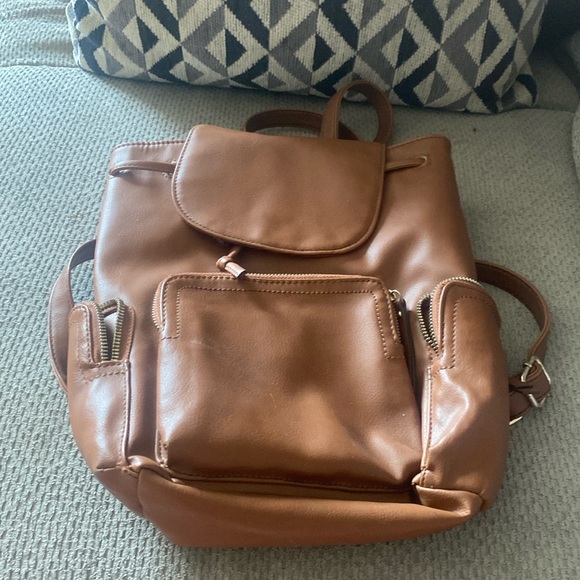selling a backpack brown medium size with multiple pockets - Picture 1 of 3